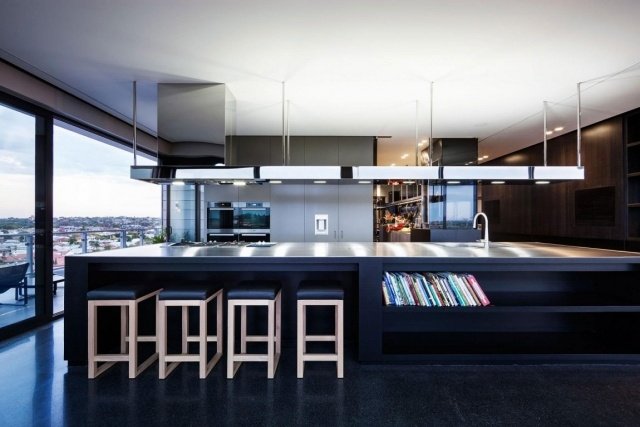 Nerezová kuchyňa s jedálenským kútom drevené barové stoličky Závesná lampa Cubo Penthouse