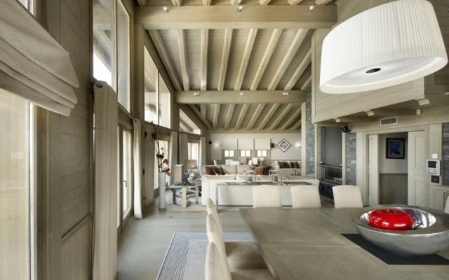 Interiér jedálenskej chaty Interiér jedálenského kúta Drevená lampa Lampa v tvare jedálenského stola, drevené lúče, vysoké okno