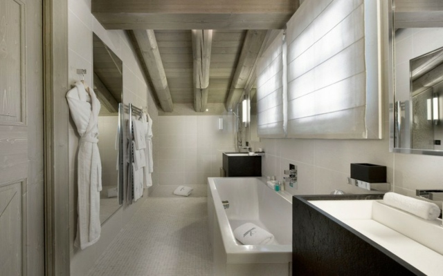 chata voľne stojaca vaňa s veľkou kúpeľňou voľne stojaca vaňová okenná chata Alpy Francúzsko