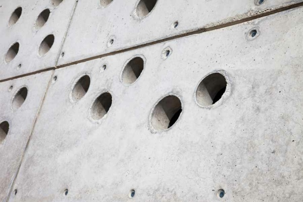 minimalistická betónová fasáda-zaujímavé okná