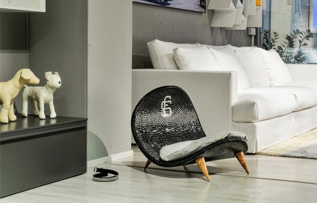 luxusné psie lôžko Guarda Lux Mos s pravým dogghausom z bieleho zlata luxusná posteľ pre psa-Guarda Lux Mos-zlaté dekorácie monogram dogghaus