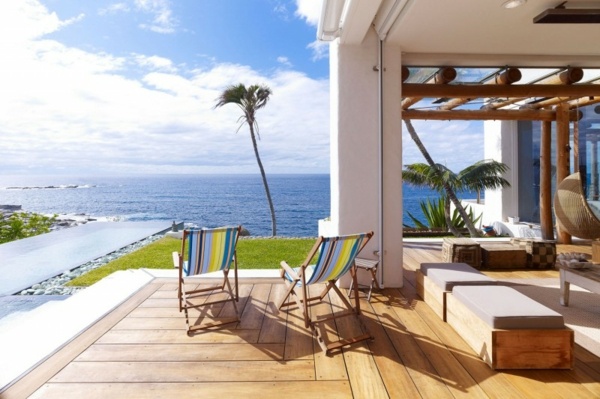 Terasa-útulný-farebný-záhradný nábytok