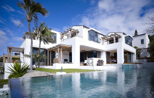 moderný-pobrežný-dom-fasáda-predný