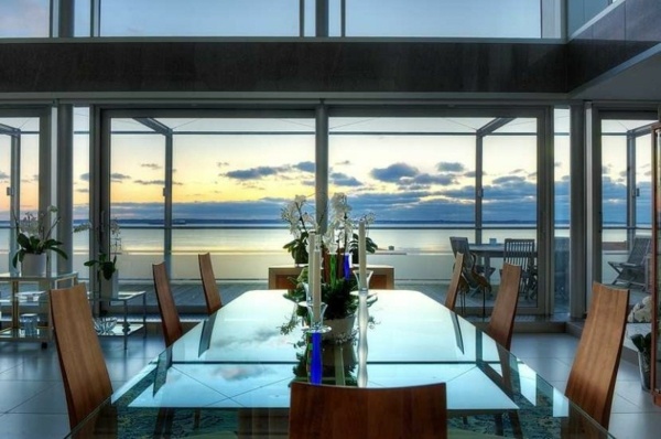 moderný jedálenský stôl-drevený plážový dom elegantný obývací priestor v plážovom dome