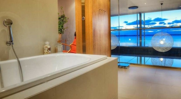 elegantný kúpeľný plážový dom elegantná biela kúpeľňa