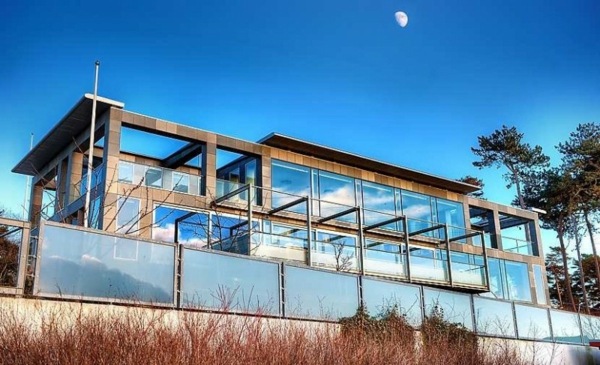 Luxusný dom Švédsko fasáda moderný prímorský dom fasádna sklenená stena