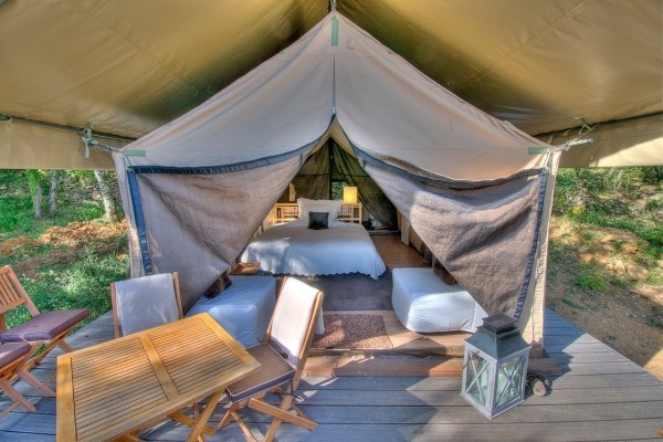 Glampingový kempingový stan vo Francúzsku