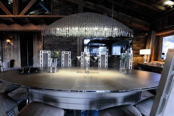 Luxusná chata-jedáleň-elipsovitý-eliptický-jedálenský-stôl-luster