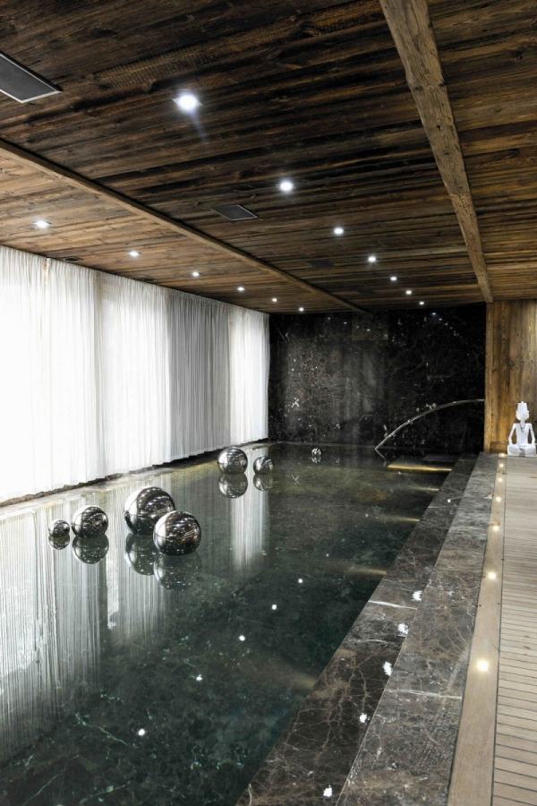 Luxusná chata-krytý-bazén-mramor-strieborné-gule