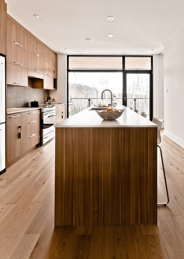 Jedlá v kuchyni s drevenými preskleniami posuvných dverí-luxusná horská chata Kanada Via Sauvagia