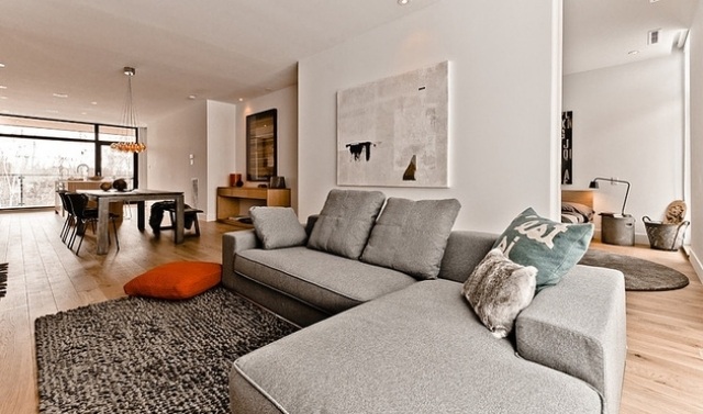 Interiér luxusnej chaty, útulné posedenie, krajina, obývacia izba, koberec