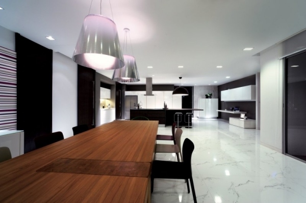 luxusná vila s moderným dizajnom jedálenský stôl z masívu