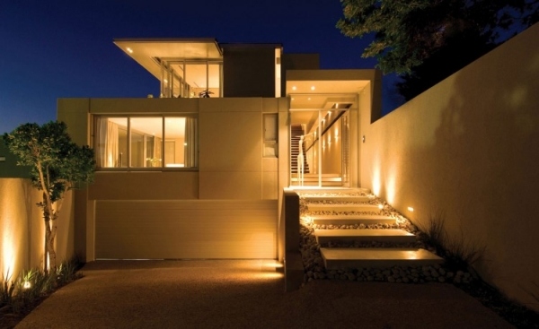 vstupná garáž moderná luxusná prázdninová vila s výhľadom na oceán vstupná garáž moderná luxusná prázdninová vila s výhľadom na oceán