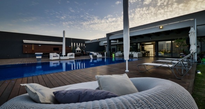 Luxusný prázdninový dom-terasa-prútený nábytok-relaxačné kreslo-bazén