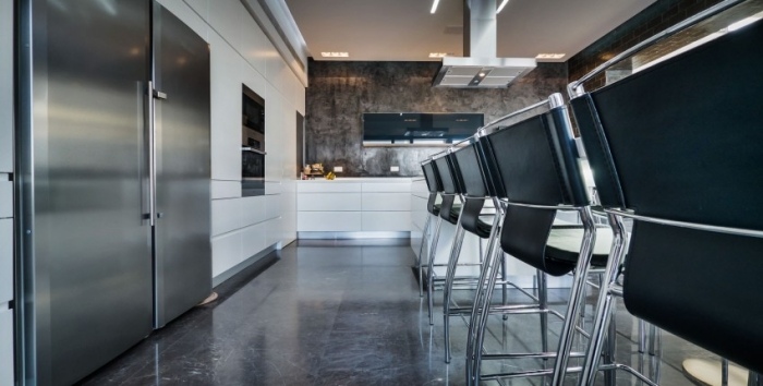 Životný štýl-vila-kuchyňa-nehrdzavejúca oceľ-chladnička-čierne barové stoličky