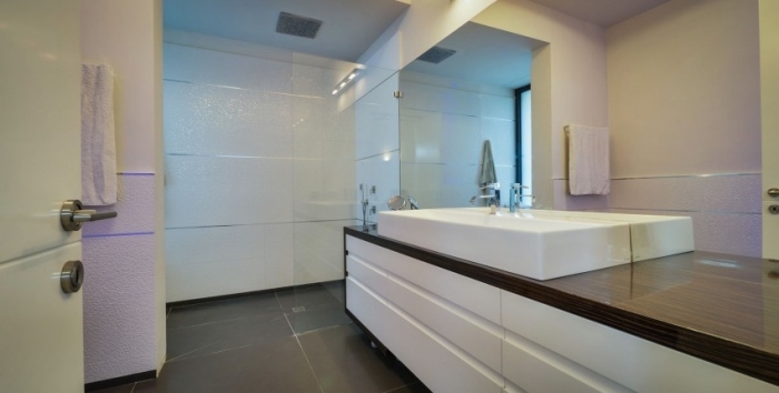 Luxusný prázdninový dom-spálňa-zmenšený-dizajn-jazyk-biely