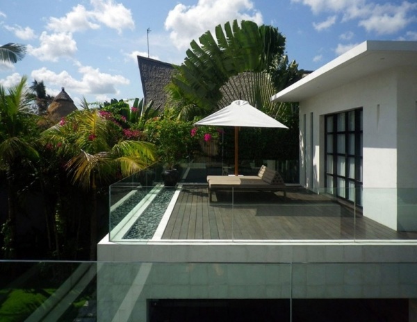 prázdninová vila indonézia slnečná terasa presklené zábradlie luxusná prázdninová vila na slnečnej terase bali presklené zábradlie