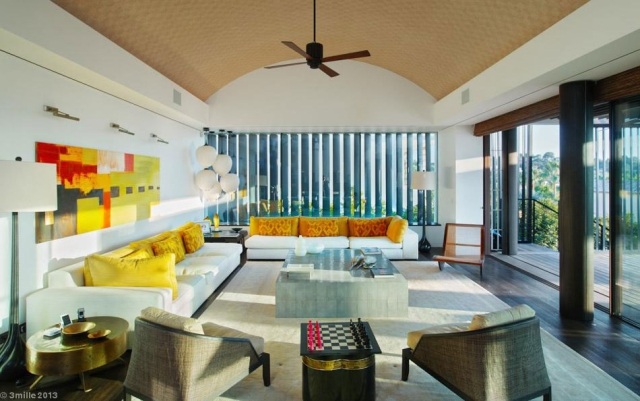 luxusný interiér vily obývací priestor biely žlté vankúše