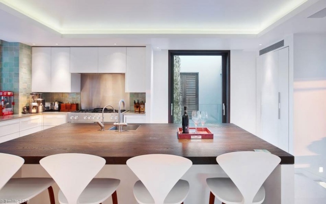 moderná kuchyňa matný biely pult na drevo