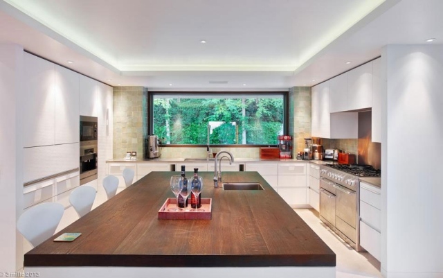 kuchynský biely stropný dizajn zapustený kuchynský ostrov jedálenský pult