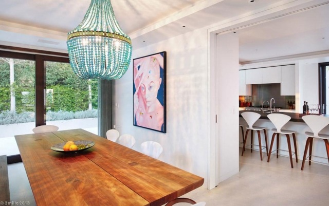 jedálenský luster tyrkysovo modré korálky drevený jedálenský stôl