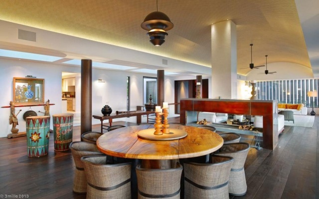 prázdninový dom francúzsko vnútorný jedálenský stôl okrúhly drevený bali flair