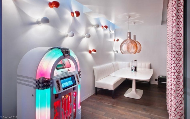 retro zariadenie hudobný stroj rohová sedačka biela