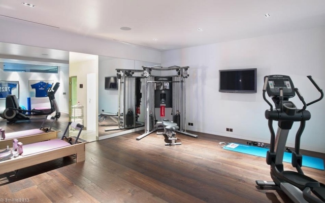 telocvičňa drevená podlaha stena zrkadlo fitnes zariadenie