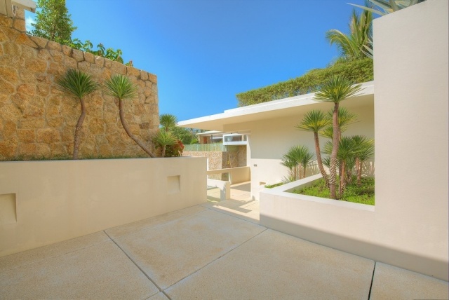 vchod-dovolenka-vila-thajsko-palmove-kamenne steny