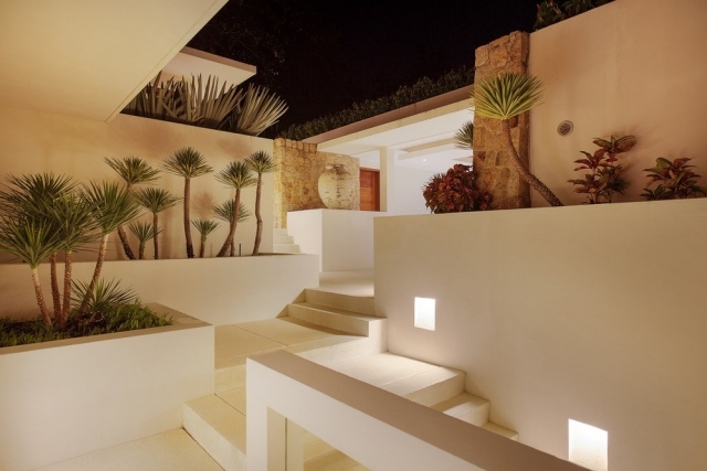 luxusná vila-samujana-biele-omietnuté-steny-predný dvor-suché rastliny