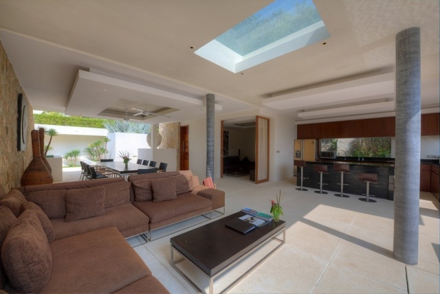 luxusná dovolenka-vila-obývací priestor-interiér-dekorácia-strešné okná-slnečné svetlo