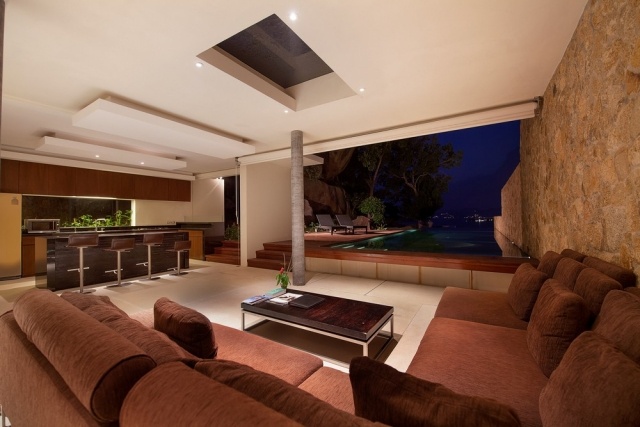 prázdninová vila-interiér-obývačka-kuchyňa-prístup k bazénu