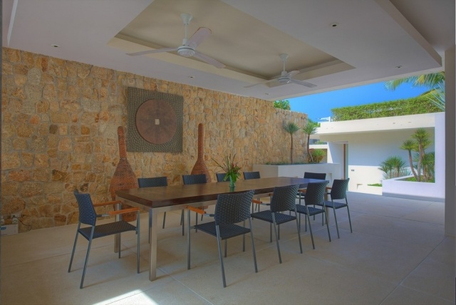 jedálenský kút-prázdniny-vila-kamenná stena-lomové kamene-ratanové stoličky