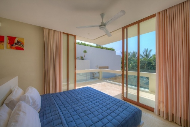 závesy zo sklenených posuvných dverí do spálne