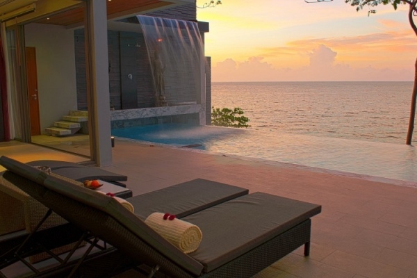 prázdninová vila nekonečná fontána bazén ležiaci