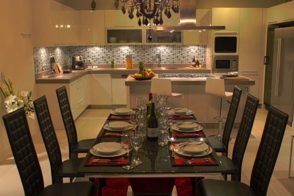 luxusná vila chi phuket čierny jedálenský nábytok červený koberec