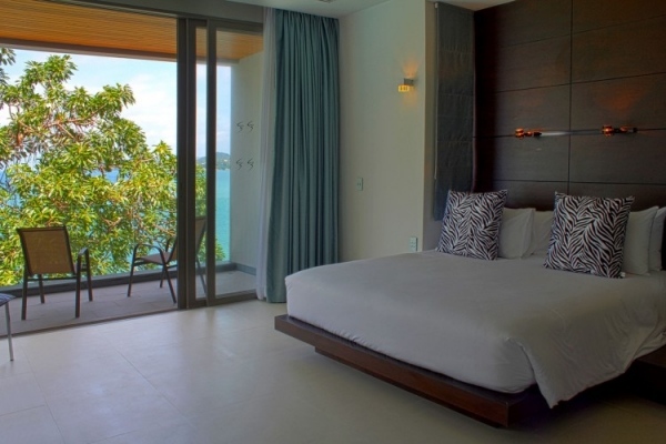 luxusný prázdninový dom spálňa balkón drevený obklad steny