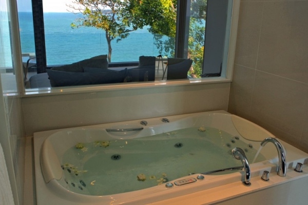 luxusný prázdninový dom thajsko vaňa masáže trysky výhľad na oceán