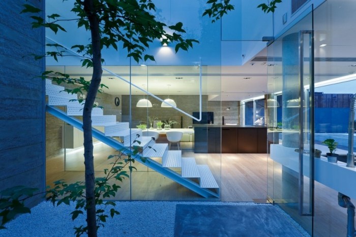 staré-nehnuteľnosti-úplne-nový-vzhľad-hong-kong-sklenené-fasádne-schodiskové-led-žiarovky