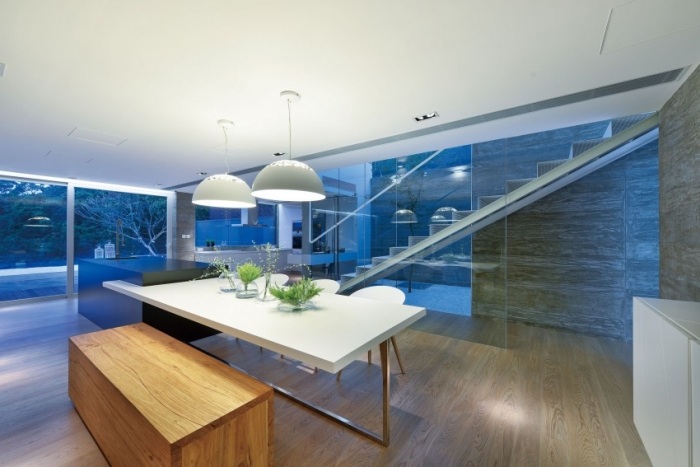 zrekonštruovaný dom-moderný-dizajn-koncept-jedálenský kút-lavice z masívu-lavice-biely-stol-area-osvetlenie