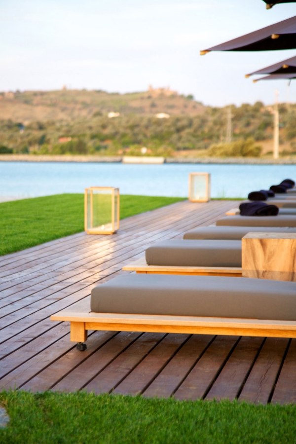 Rekreačný apartmán drevená terasa lehátka bazén Dovolenkový byt terasa lehátka bazén