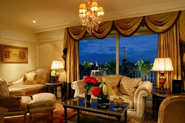 Krištáľový luster-luxusný interiér hotela Interiér luxusného krištáľového lustra