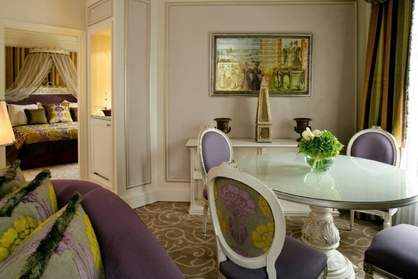Luxusný hotel paris fialové stoličky