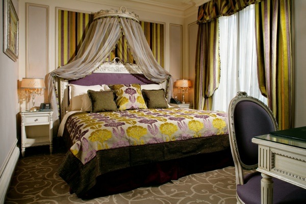 Luxusný apartmán Paris-fialová posteľ s baldachýnom Luxusný apartmán Paris purpurová posteľ s baldachýnom