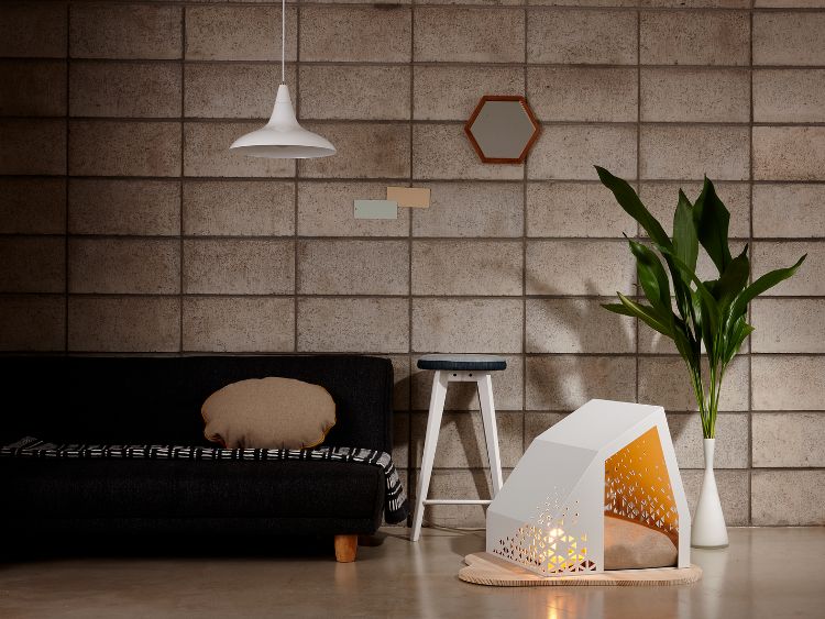 Dizajn psej búdy OSHU pripomína papierový lampáš Luxusný psí domček biele diery-trojuholníková obývačka-stena-betónový vzhľad-čierna-sedačka-OSHU