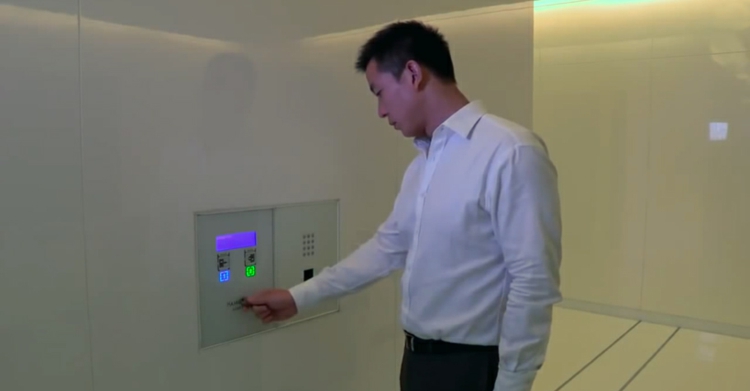 Sklenená garáž, výťah odtlačkov prstov, byt