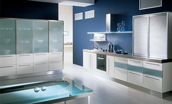 stolná kuchyňa z modrého skla