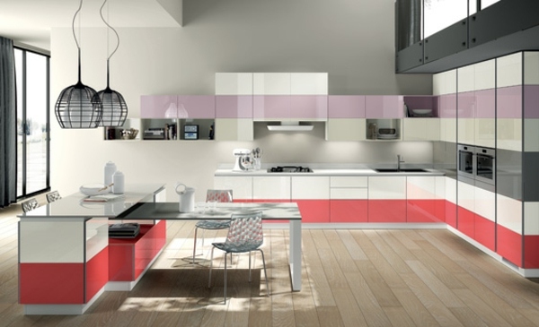 svetlo ružové a biele kuchynské skrinky