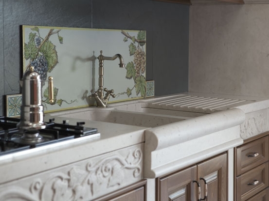 luxusná kuchyňa s mramorovými povrchmi a gréckymi ozdobami luxusná kuchyňa-mramorový povrch-grécke dekorácie