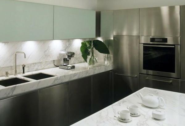 Interiér loftového kuchynského pultu